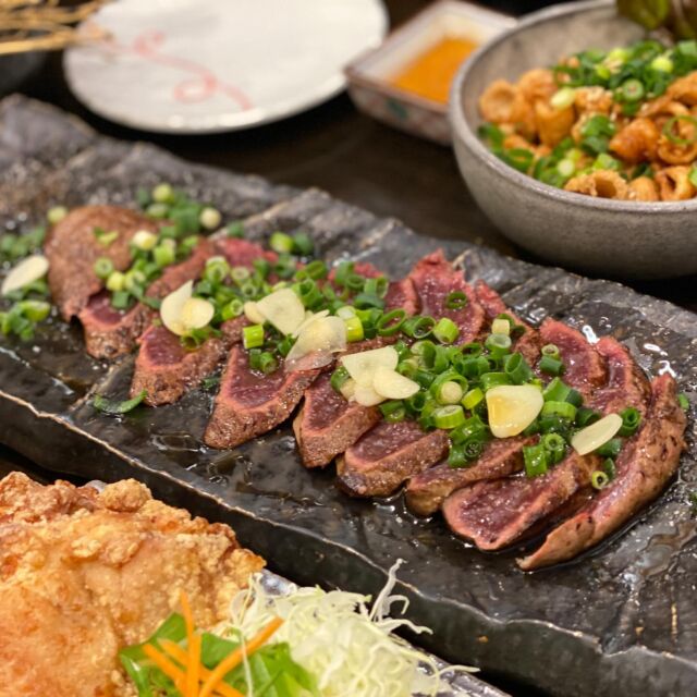 【唐揚げ居酒屋 こち達】、本日牛レバテキあります！
売り切れる場合がありますので、ご希望の方はお早めに🏃

#山形 #天童 #天童温泉 #屋台村 #天童温泉屋台村 #屋台 #居酒屋 #はしご酒 #と横丁 #串揚げ #鉄板焼き #韓国料理 #すし #スペインバル #おばんざい #唐揚げ #焼き鳥 #yamagata #tendo #yataimura #toyokocho
