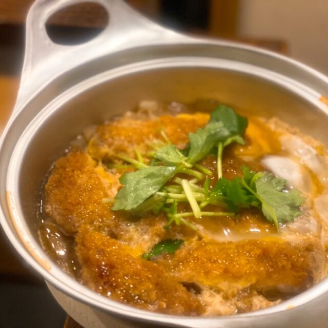 今日は久しぶりに寒いです
そして明日は久しぶりの雪予報🌨️

【串揚げ 串串】では、熱々の「カツ煮」をご用意しています！
オプションでご飯を付けることもできます😊

#山形 #天童 #天童温泉 #屋台村 #天童温泉屋台村 #屋台 #居酒屋 #はしご酒 #と横丁 #串揚げ #鉄板焼き #韓国料理 #すし #スペインバル #おばんざい #唐揚げ #焼き鳥 #yamagata #tendo #yataimura #toyokocho