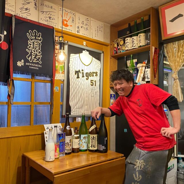 【鉄板 紅亀】では、ジンから日本酒までいろいろなお酒をご用意しています🍶
愉快な店主がお待ちしております🤣

#山形 #天童 #天童温泉 #屋台村 #天童温泉屋台村 #屋台 #居酒屋 #はしご酒 #と横丁 #串揚げ #鉄板焼き #韓国料理 #すし #スペインバル #おばんざい #唐揚げ #焼き鳥 #yamagata #tendo #yataimura #toyokocho