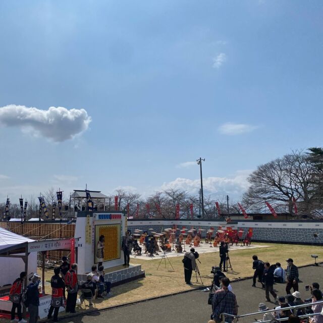 今日と明日は舞鶴山山頂で人間将棋が開催されます🌸
第70回ということで、本日はサバンナさんがお越しになり、会場を盛り上げていただきました
夕方から「と横丁」近くのしだれ桜がライトアップされますので、ぜひお酒を飲みながら散策してみてください！

#山形 #天童 #天童温泉 #屋台村 #天童温泉屋台村 #屋台 #居酒屋 #はしご酒 #と横丁 #串揚げ #鉄板焼き #韓国料理 #すし #スペインバル #おばんざい #唐揚げ #焼き鳥 #yamagata #tendo #yataimura #toyokocho #人間将棋