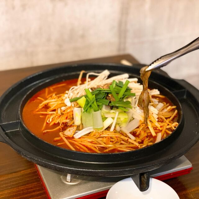 【韓国料理 KOSPA】の「チュクミ」（イイダコのコチュジャン炒め）🐙
1週間前の予約が必要、1人前1,700円（税込）で2人前から承ります！

今日からＧＷです😊
天気も良さそうなので、夜風を感じながら屋台村で飲みましょう！

#山形 #天童 #天童温泉 #屋台村 #天童温泉屋台村 #屋台 #居酒屋 #はしご酒 #と横丁 #串揚げ #鉄板焼き #韓国料理 #すし #スペインバル #おばんざい #唐揚げ #焼き鳥 #yamagata #tendo #yataimura #toyokocho