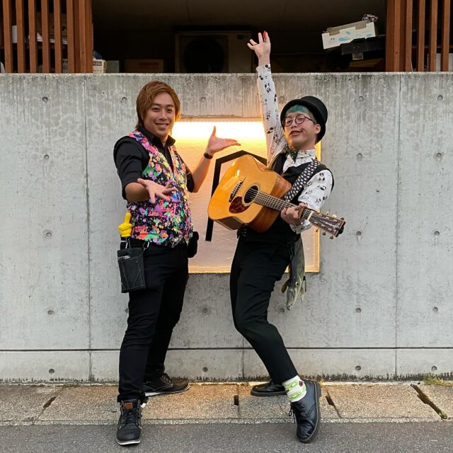 本日から6/14(土)まで流しイベント開催中！

19時ごろから、ミュージシャンのタクトくん、マジシャンのTOMMYが各店舗を回ります🎤🪄
お酒を飲みながら流しを堪能してください！
基本無料ですが、素敵だと思ったらお気持ちを渡していただけるとありがたいです😊

#山形 #天童 #天童温泉 #屋台村 #天童温泉屋台村 #屋台 #居酒屋 #はしご酒 #と横丁 #串揚げ #鉄板焼き #韓国料理 #すし #スペインバル #おばんざい #唐揚げ #焼き鳥 #yamagata #tendo #yataimura #toyokocho